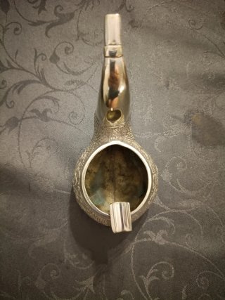 Cenicero de alpaca con diseño labrado