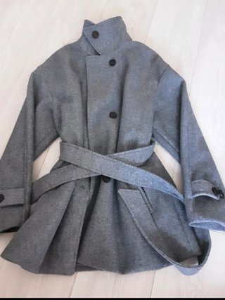 Abrigo Zara gris elegante con cinturón