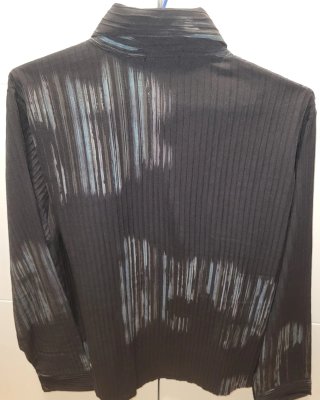 Camisa de hombre negra con diseño