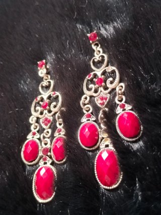Pendientes estilo antiguo con piedras rojas