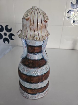 Figura cerámica menina con flor