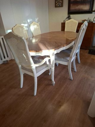 Mesa y 6 sillas de comedor estilo vintage