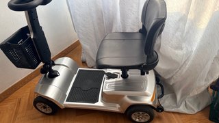 Scooter movilidad reducida plateado