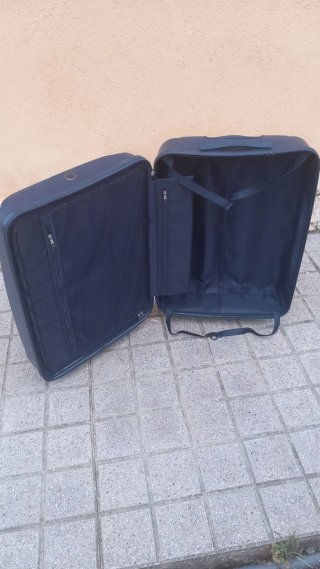 Maleta de viaje azul con ruedas
