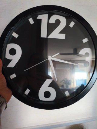 Reloj de pared moderno negro