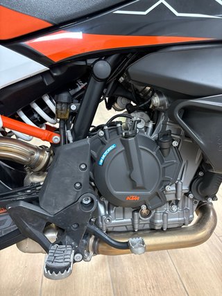 KTM 890 SMT con maletas
