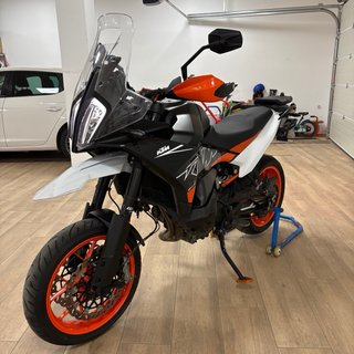 KTM 890 SMT con maletas