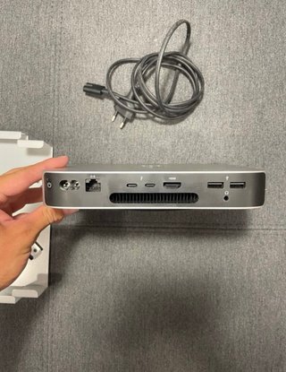 Mac mini M2 2023 + teclado y raton + soporte