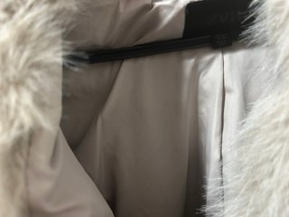 Chaqueta de pelo beige y dorada