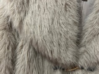 Chaqueta de pelo beige y dorada