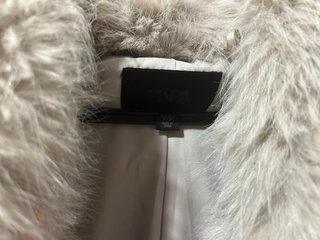 Chaqueta de pelo beige y dorada