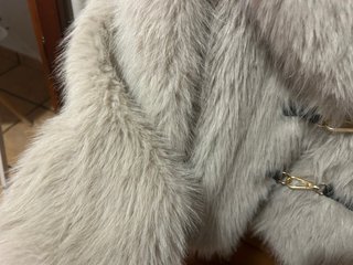 Chaqueta de pelo beige y dorada