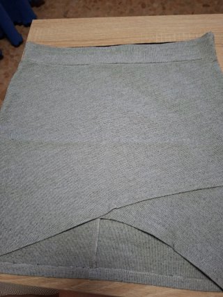 Falda gris cruzada