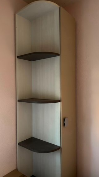 Mueble de esquina beige y marrón