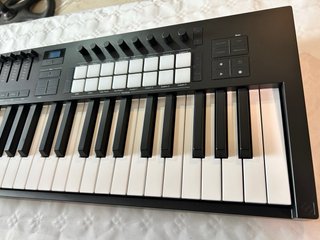 Novation Launchkey MK4 49 Teclado MIDI