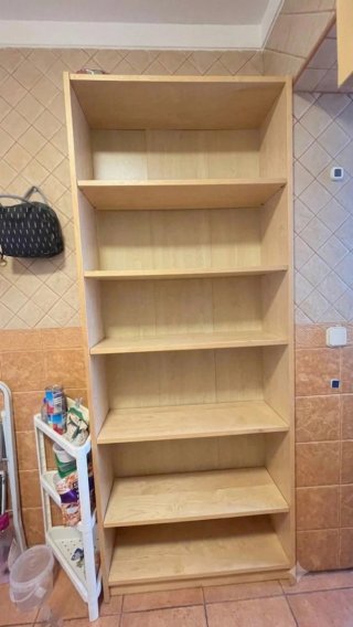 Estantería de madera clara