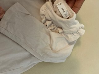 Lote 2 Camisetas con cuello volantes. 2 años