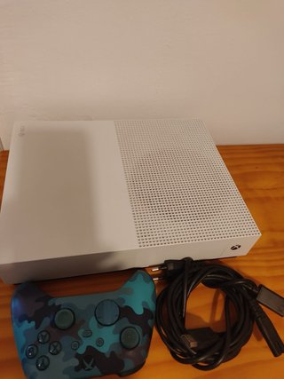 Xbox One S con mando y cables