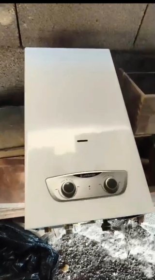 Termo de gas Ariston blanco