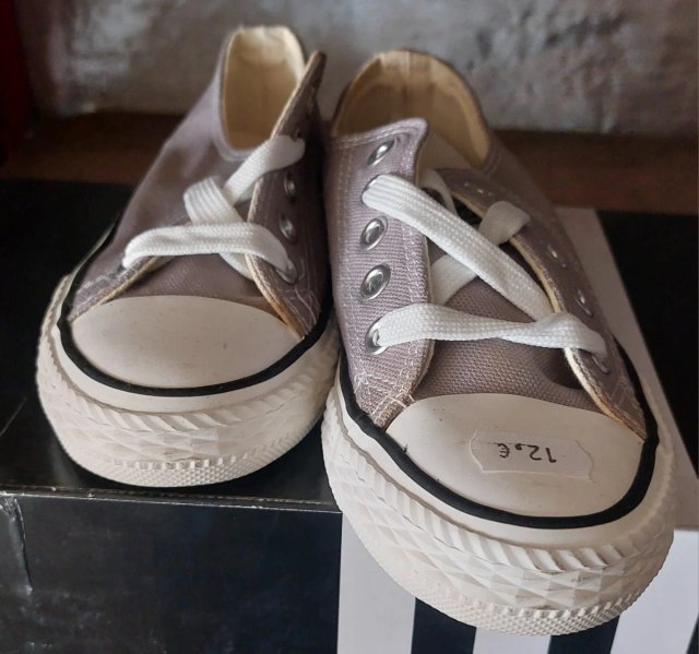 Zapatillas grises estilo lona (Nuevas)