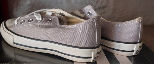 Zapatillas grises estilo lona (Nuevas)