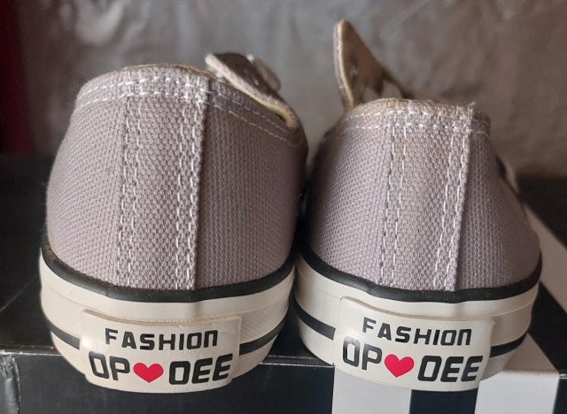 Zapatillas grises estilo lona (Nuevas)