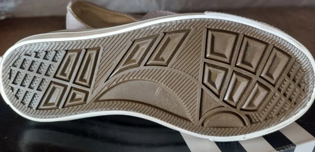 Zapatillas grises estilo lona (Nuevas)