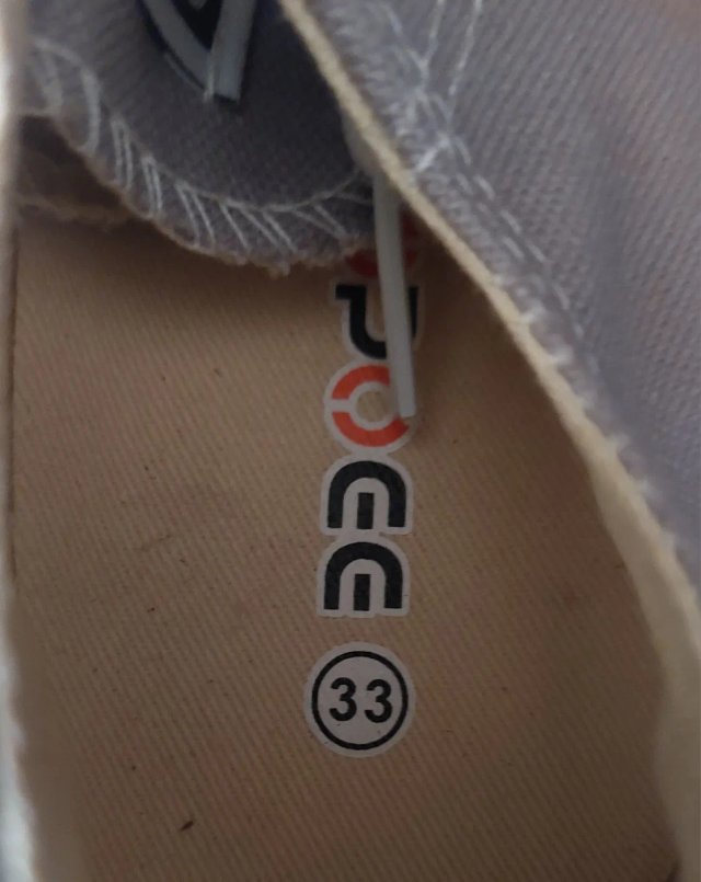 Zapatillas grises estilo lona (Nuevas)