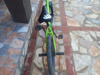 Bicicleta tipo BMX verde