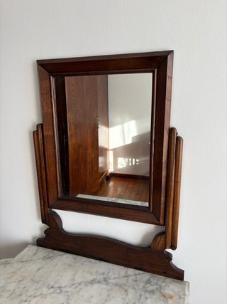 Tocador de madera con espejo y mármol