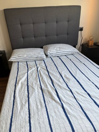 Cama tapizada gris con cabecero y somier