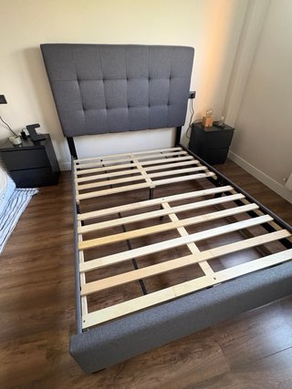Cama tapizada gris con cabecero y somier