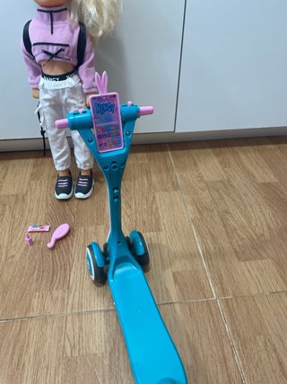 Nancy con patinete y accesorios