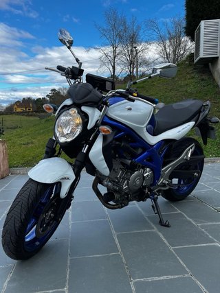 Suzuki Gladius 650 ABS Naked Blanca/Azul