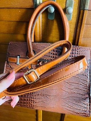 Bolso de mano marrón efecto cocodrilo con candado