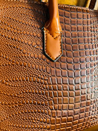 Bolso de mano marrón efecto cocodrilo con candado