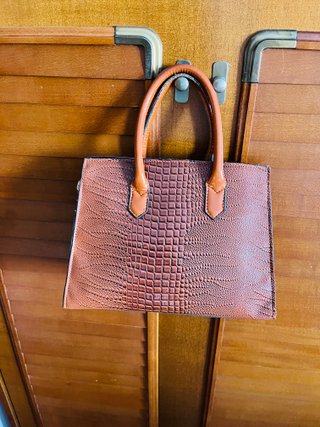 Bolso de mano marrón efecto cocodrilo con candado