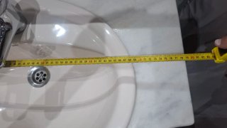 Mueble de baño con lavabo y espejo