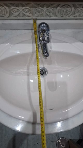 Mueble de baño con lavabo y espejo