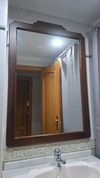 Mueble de baño con lavabo y espejo