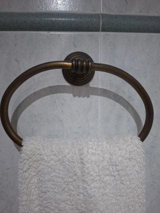 Mueble de baño con lavabo y espejo