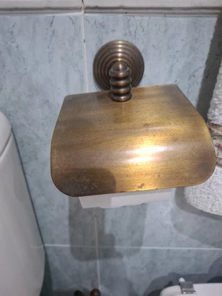 Mueble de baño con lavabo y espejo