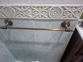 Mueble de baño con lavabo y espejo