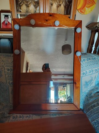 Muebles de madera con espejo y cajonera y mesitas