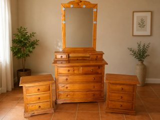 Muebles de madera con espejo y cajonera y mesitas