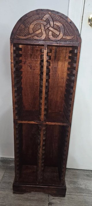 Mueble de madera tallado