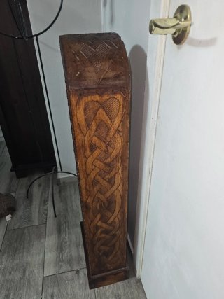 Mueble de madera tallado