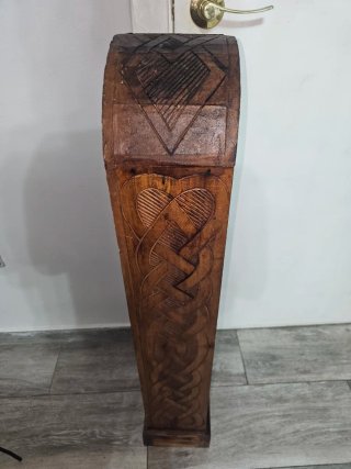 Mueble de madera tallado