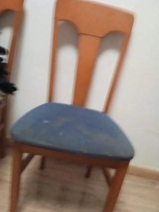 Silla de madera con asiento azul