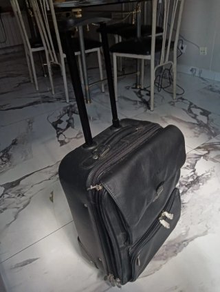 Maleta de viaje negra cuero